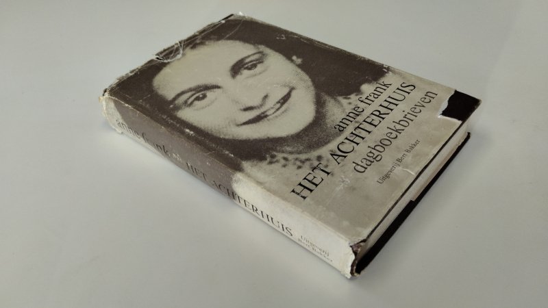 Tweedehands boek: Het achterhuis dagboekbrieven van auteur Anne Frank - In goede staat. Nederlandstalige hardcover met stofomslag. De Stofomslag verkeert in slechte staat. De rest van het boek in goede staat.Pagina's zijn netjes en onbeschreven.
