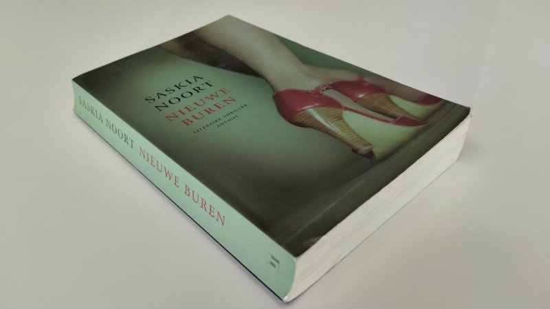 Tweedehands boek: Nieuwe buren van auteur Saskia Noort - In redelijke tot goede staat. Nederlandstalige paperback. Kaft heeft lichte gebruikssporen aan de randen en hoekjes. Scheve rug. Gebruikerssporen aan de hoeken. Pagina's zijn schoon, compleet en verkeren in nette staat.