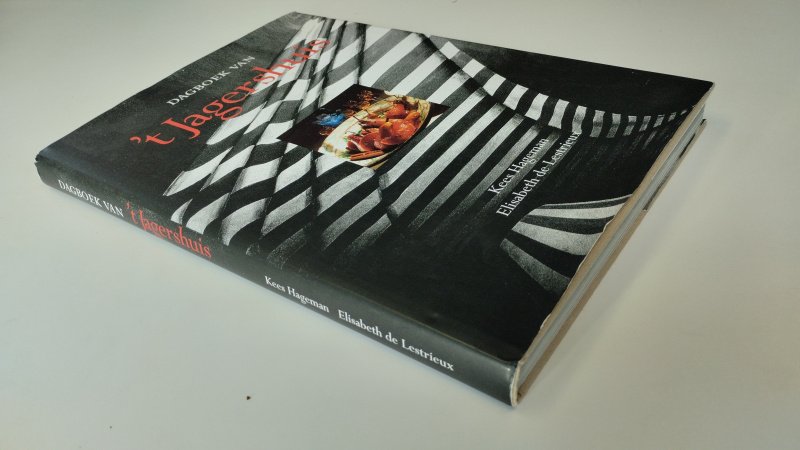 Tweedehands boek: Dagboek van 't Jagershuis van auteur Kees Hageman - In goede staat. Nederlandstalige hardcover met stofomslag. Lichte gebruikerssporen aan de stofomslag. Pagina's netjes en onbeschreven.