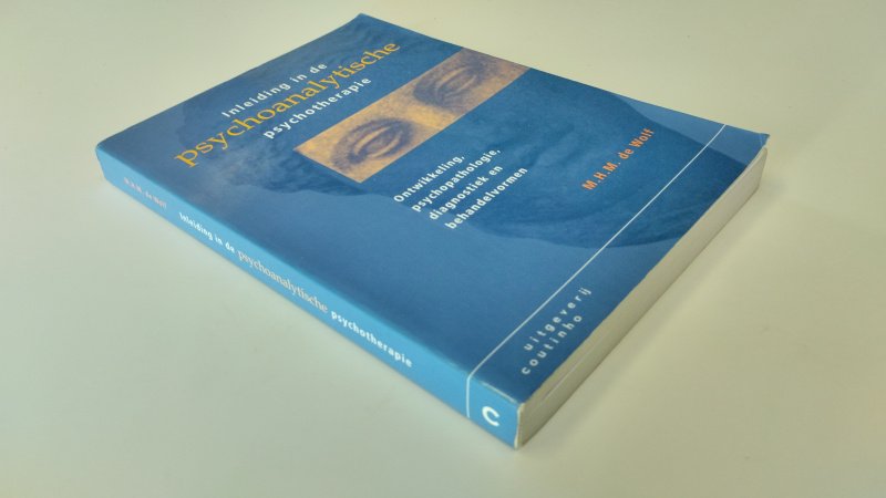 Tweedehands boek: Inleiding in de psychoanalytische psychotherapie van auteur M.H.M. de Wolf - In goede staat. Nederlandstalige paperback, naam voorin, lichte gebruikerssporen.  Pagina's netjes en onbeschreven.