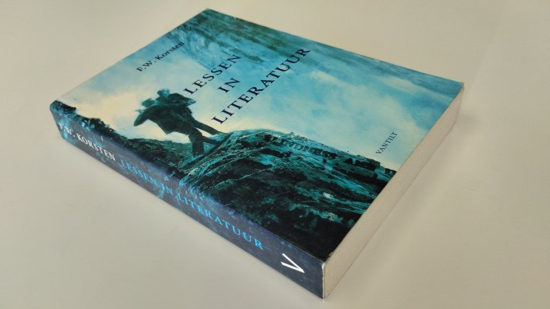 Tweedehands boek: Lessen in literatuur van auteur F.W. Korsten - In redelijke staat. Nederlandse softcover, met gebruikerssporen aan zowel kaft als pagina's. Naam voorin, onderstreepte met potlood