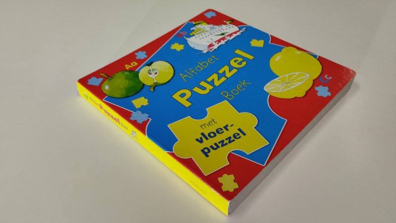 Tweedehands boek: Alfabet puzzelboek van auteur Diverse auteurs - In goede staat. Nederlandstalige hardcover. Inclusief vloerpuzzel. Kaft vertoont lichte gebruikssporen, pagina's zijn schoon en netjes.