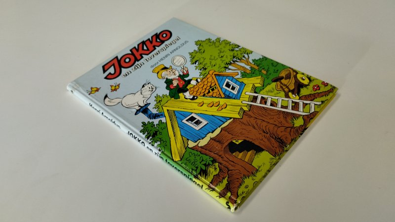 Tweedehands boek: Jokko en zijn toverspiegel van auteur Henri Arnoldus - In goede staat. Nederlandstalige hardcover. Lichte gebruikssporen aan de omslag en een klein stootplekje aan de onderzijde van de rug; Naam voorin, rest van de pagina's zijn schoon en netjes.