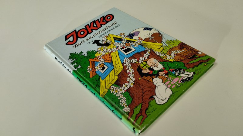 Tweedehands boek: Jokko viert een toverfeest van auteur Henri Arnoldus - In goede staat. Nederlandstalige hardcover. Lichte gebruikssporen aan de omslag en een klein stootplekje aan de onderzijde van de rug; Naam voorin, rest van de pagina's zijn schoon en netjes.