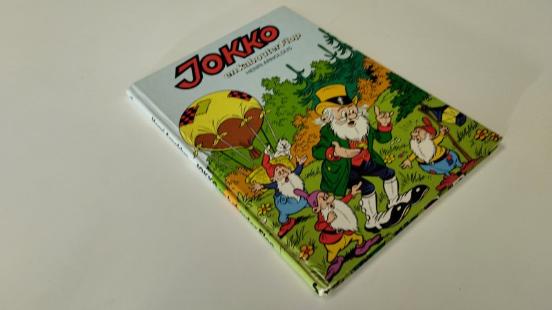 Tweedehands boek: Jokko en kabouter flop van auteur Henri Arnoldus - In goede staat. Nederlandstalige hardcover. Lichte gebruikssporen aan de omslag en een klein stootplekje aan de onderzijde van de rug; Naam voorin, rest van de pagina's zijn schoon en netjes.