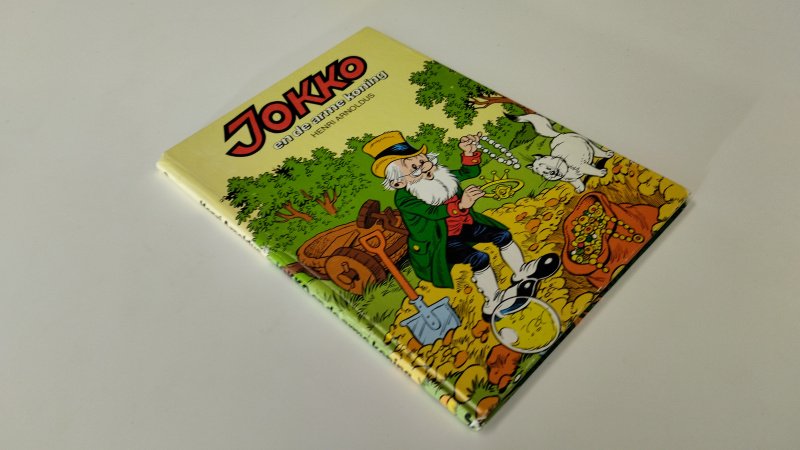 Tweedehands boek: Jokko en de arme koning van auteur Henri Arnoldus - In goede staat. Nederlandstalige hardcover. Lichte gebruikssporen aan de omslag en een klein stootplekje aan de onderzijde van de rug; Naam voorin geschreven met pen en stift, rest van de pagina's zijn schoon en netjes.