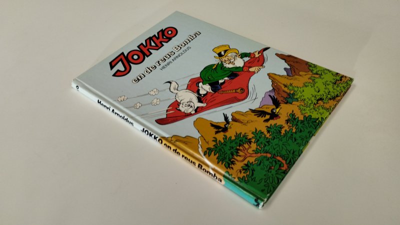 Tweedehands boek: Jokko en de reus Bomba van auteur Henri Arnoldus - In goede staat. Nederlandstalige hardcover. Lichte gebruikssporen aan de omslag en een klein stootplekje aan de onderzijde van de rug; pagina's zijn schoon en netjes.