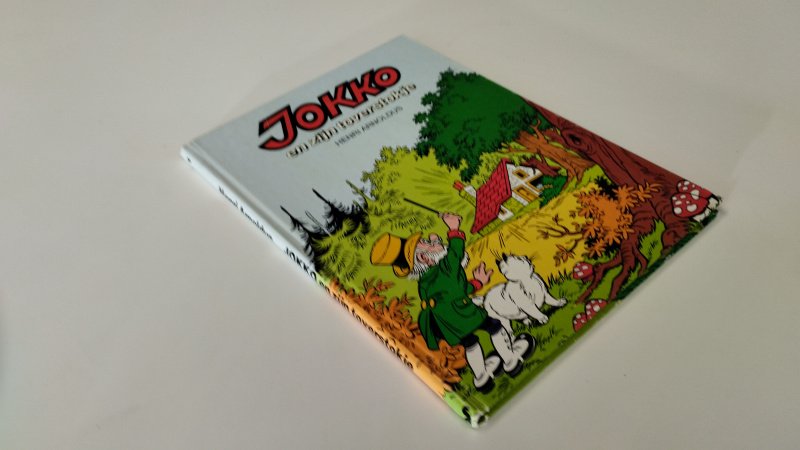 Tweedehands boek: Jokko en zijn toverstokje van auteur Henri Arnoldus - In goede staat. Nederlandstalige hardcover. Lichte gebruikssporen aan de omslag en een klein stootplekje aan de onderzijde van de rug; naam voorin, rest van de pagina's zijn schoon en netjes.