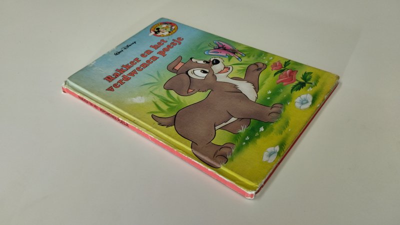 Tweedehands boek: Rakker en het verdwenen poesje van auteur Walt Disney - In redelijke staat. Nederlandstalige hardcover, zowel kaft als pagina's hebben gebruikerssporen. op de achterkant kaft is geschreven. Iets los in de binding, maar nog prima te lezen
