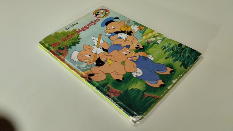 Tweedehands boek: De drie biggetjes van auteur Walt Disney - In redelijke staat. Nederlandstalige hardcover. Omslag en rug vertonen duidelijke gebruiks- en slijtagesporen, met beschadigingen aan de hoeken en randen. Pagina's zijn compleet en netjes leesbaar.