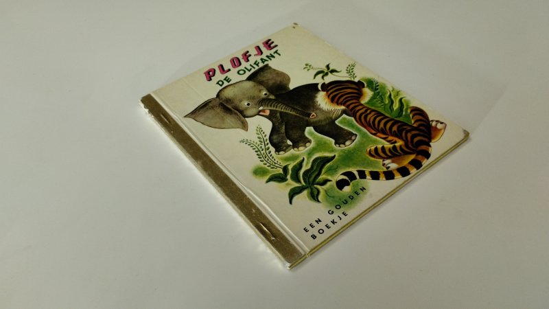 Tweedehands boek: Plofje de Olifant van auteur K. en B. Jackson - In redelijke staat. Nederlandstalig Gouden Boekje met kartonnen kaft en gouden rug. Omslag en rug vertonen gebruikssporen en lichte slijtage langs de randen. Naam voorin, rest van de pagina's zijn compleet en netjes leesbaar.