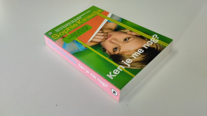 Tweedehands boek: Ken je me nog? van auteur Sophie Kinsella - In goede staat. Nederlandstalige paperback. Omslag en pagina's zijn netjes en vertonen slechts lichte gebruikssporen. Licht scheve rug. Vlot leesbare romantische roman.
