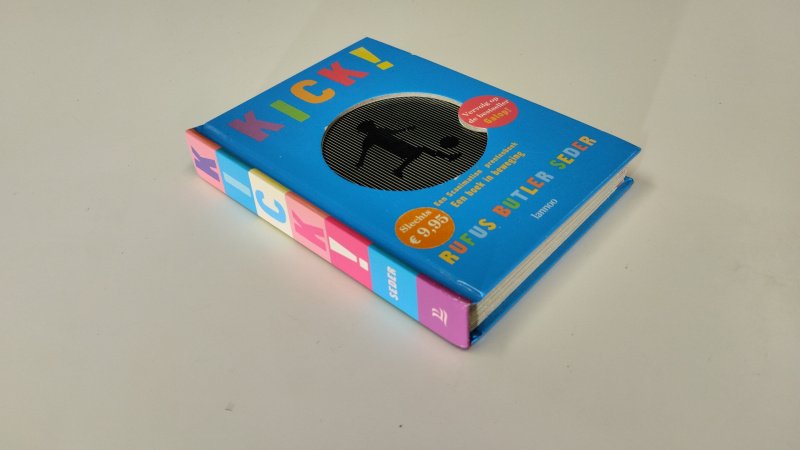 Tweedehands boek: Kick! van auteur Rufus Butler Seder - In goede staat. Nederlandstalige hardcover, met lichte gerbuikerssporen. Naam voorin geschreven, rest van de pagina's onbeschreven en netjes