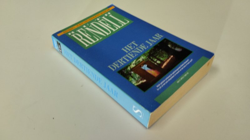 Tweedehands boek: Het dertiende jaar van auteur Ruth Rendell, Hugo Kuipers - In goede staat. Nederlandstalige paperback. Omslag en pagina's verkeren in nette staat met lichte gebruikssporen passend bij leeftijd en gebruik. Leesvouw in de rug. Pagina's netjes en onbeschreven.