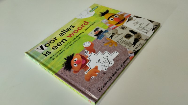 Tweedehands boek: Voor alles is een woord, sesamstraat van auteur Diverse auteurs - In goede tot zeer goede staat. Nederlandstalige hardcover. Omslag en pagina's verkeren in nette staat met lichte gebruikssporen passend bij leeftijd en gebruik.