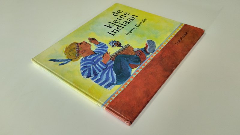 Tweedehands boek: De kleine Indiaan van auteur Irene Goede - In redelijke tot goede staat. Nederlandstalige hardcover. Omslag en pagina's verkeren in nette staat met lichte gebruikssporen passend bij de leeftijd. Stootschade aan de hoeken. 1 pagina ingescheurt (klein) Prima boekje