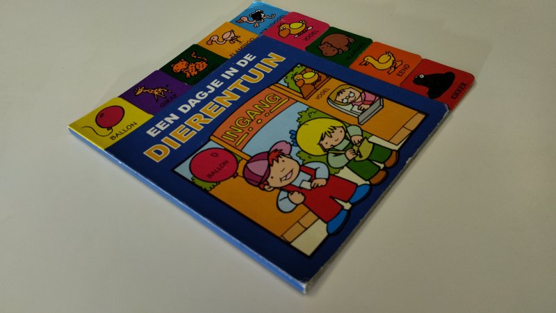 Tweedehands boek: Een dagje in de dierentuin van auteur Diverse auteurs - In redelijke tot goede staat. Nederlandstalige hardcover. Gebruikerssporen met name aan de hoeken. Pagina's netjes en onbeschreven