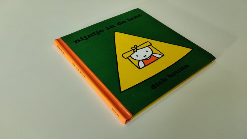 Tweedehands boek: Nijntje in de tent van auteur Dick Bruna - In goede staat. Nederlandstalige hardcover met lichte gebruikerssporen. op de titelpagina' vlekje. Prima boekje