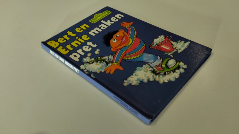 Tweedehands boek: Bert en Ernie maken pret van auteur Jim Henson - In goede staat. Nederlandstalige hardcover. Kaft en pagina's zijn netjes met lichte gebruikssporen passend bij de leeftijd.