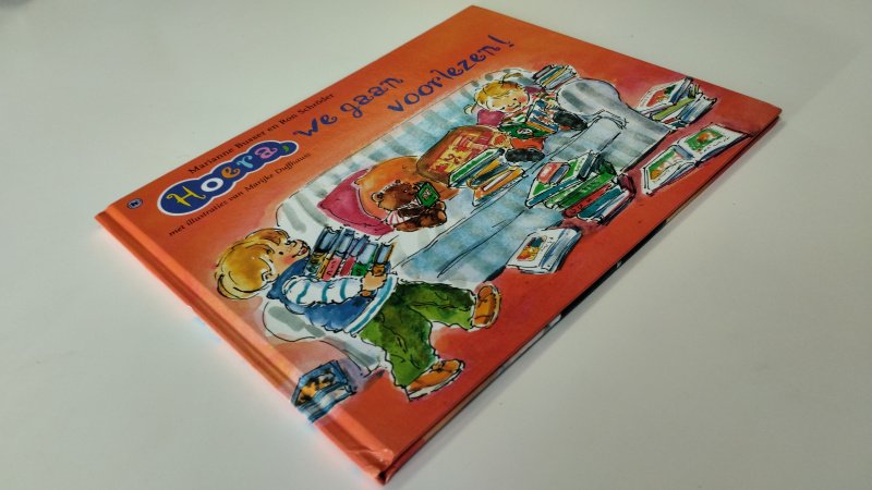 Tweedehands boek: Hoera, we gaan voorlezen van auteur Marianne Busser, Ron Schröder - In redelijke tot goede staat. Nederlandstalige hardcover, vochtschade rechterkant hoek benedenn. pagina's onbeschreven. Prima boekje