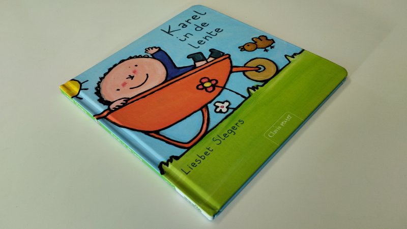 Tweedehands boek: Karel in de lente van auteur Liesbet Slegers - In goede staat. Nederlandstalige hardcover. Kaft en pagina's zijn netjes, maar het boek heeft lichte vochtschade. Verder een verzorgd exemplaar van dit kleurrijke prentenboek voor peuters.