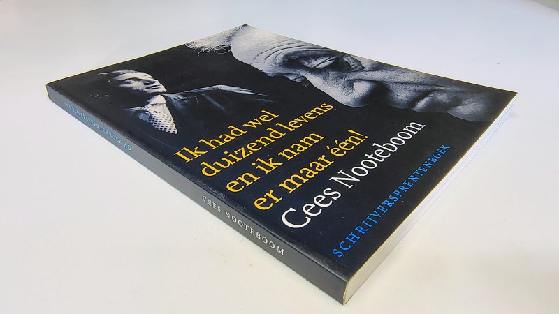 Tweedehands boek: Cees Nooteboom. Ik had wel duizend levens en ik nam er maar één! van auteur Redactie: Harry Bekkering, e.a. - Paperback met rechte rug zonder leesvouwen. Verkleuring achterzijde kaft langs de rug. Lichte gebruikerssporen puntjes kaft. Ex-libris reliëf stempeltje voorin, verder onbeschreven en netjes.
