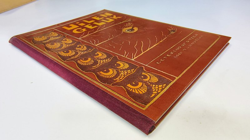 Tweedehands boek: Uilen-geluk Heruitgave 1978 COMPLEET met begeleidend boekje J.G. Veldheer van auteur Theo van Hoytema - Hardcover zonder omslag met linnen rug. Minimale gebruikerssporen kaft. Op enkele blz roestvlekjes evenals op het begeleidend boekje. Ex-libris reliëf stempeltje voorin.