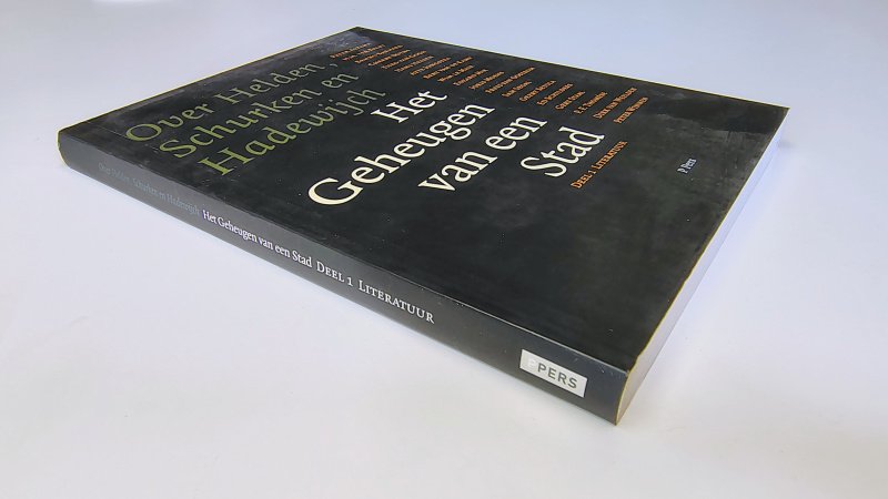 Tweedehands boek: Over helden, schurken en Hadewijch. Het Geheugen van een stad. Deel 1 Literatuur van auteur diverse auteurs - Paperback met flappen, oogt als nieuw. Binnenin ex-libris reliëf stempeltje en lichte verkleuring van de witte bladzijdes.