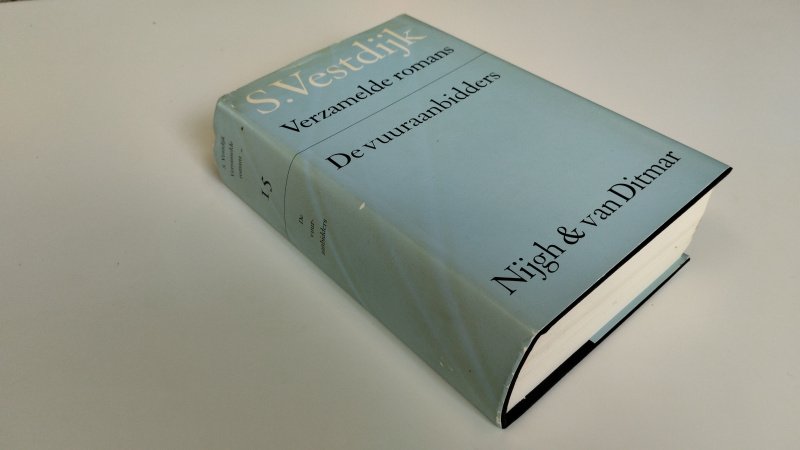 Tweedehands boek: De vuuraanbidders van auteur Simon Vestdijk - In redelijke tot goede staat. Nederlandstalige hardcover met stofomslag. Scheve rug. Stofomsslag rug verkleurd. Pagina's netjes en onbeschreven.