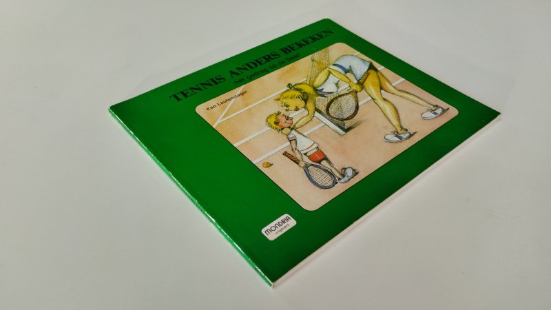 Tweedehands boek: Tennis anders bekeken, het gedrag op de baan. van auteur Ken Lautenslager - In goede staat. Nederlandstalige paperback. Kaft en pagina's zijn netjes met lichte gebruikssporen passend bij de leeftijd.