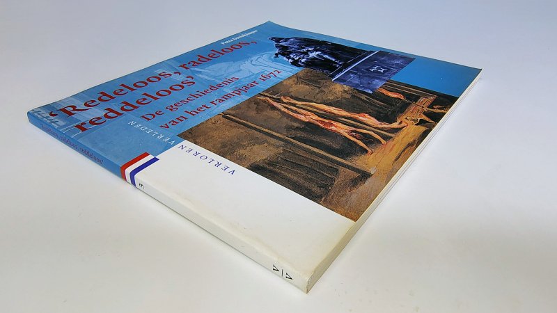 Tweedehands boek: Redeloos, radeloos, reddeloos van auteur Petra Dreiskämper - Paperback met lichte gebruikerssporen randen kaft en lichte verkleuring. Binnenin ex-libris reliëf stempeltje en lichte verkleuring van de witte bladzijdes, verder onbeschreven en netjes.