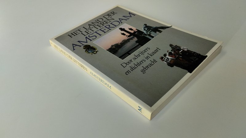 Tweedehands boek: Het land der letteren Amsterdam, Door schrijvers en dichters in kaart gebracht van auteur Tilly Hermans - In goede staat. Nederlandstalige paperback. Kaft en pagina's (iets verkleurd) zijn netjes met lichte gebruikssporen passend bij de leeftijd. Ex Libris relief stempel voorin.