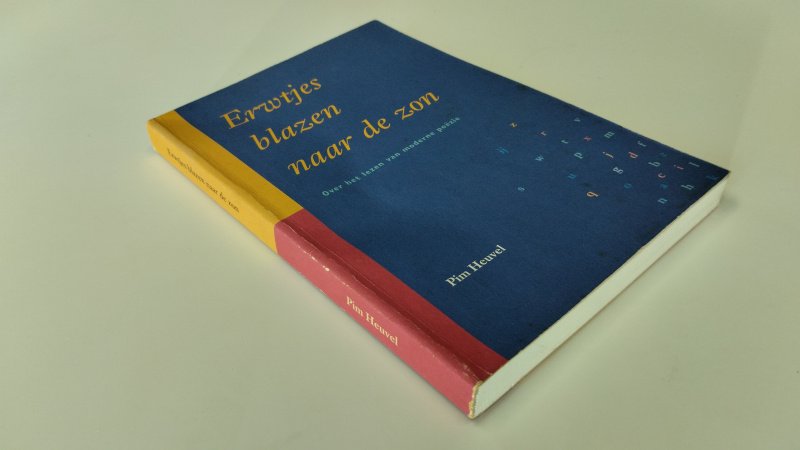 Tweedehands boek: Erwtjes blazen naar de zon van auteur Pim Heuvel - In goede staat. Nederlandstalige paperback met flappen. Kaft en pagina's zijn netjes met lichte gebruikssporen passend bij de leeftijd. Ex Libris reliefstempel voorin
