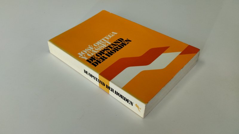 Tweedehands boek: De opstand der horden van auteur Jose ortega y Gasset - In goede staat. Nederlandstalige paperback. Kaft en pagina's zijn netjes, met lichte gebruikssporen passend bij de leeftijd. Geschreven op het schutblad, ook zijn er enkele artikelen voorin geplakt. Netjes en onbeschreven.