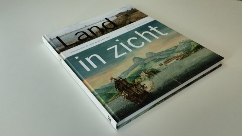 Tweedehands boek: Land in zicht van auteur Martine Gosselink - In goede staat. Nederlandstalige hardcover. Ex Libris reliefstempel voorin. Pagina's netjes en onbeschreven.