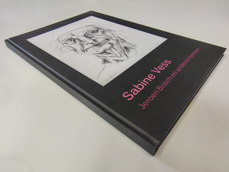 Tweedehands boek: Jeroen Bosch en andere mensen Sabine Vess van auteur Productie Nanne op 't Ende - Hardcover gesigneerd door Sabine Vess, oogt aan de voorkant en binnenkant als nieuw. Achterkant zwarte kaft wat lichte vegen.