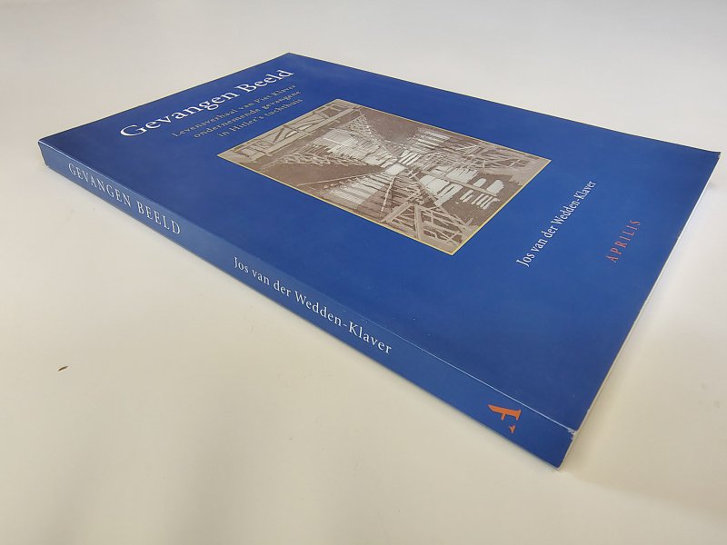 Tweedehands boek: Gevangen beeld van auteur Jos van der Wedden-Klaver - Paperback met rechte rug zonder leesvouwen. Lichte slijtage randen kaft. Ex-libris reliëf stempeltje voorin, minimale verkleuring witte bladzijdes, verder onbeschreven en netjes.