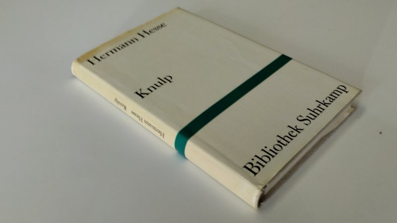 Tweedehands boek: Knulp van auteur Herman Hesse - In goede staat. Duitstalige hardcover met stofomslag. Omslag is verkleurd, de rest van het boek in zeer goede staat, netjes en onbeschreven.