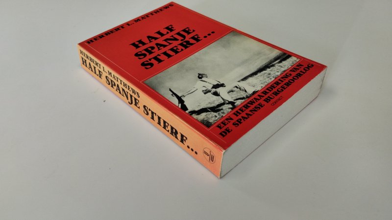 Tweedehands boek: Half Spanje stierf ... van auteur Herbert Lionel Matthews, Karel Lodewijk Roskam - In goede staat. Nederlandstalige paperback. Rug Kaft is verkleurd, lichte gebruikerssporen. Pagina's netjes en onbeschreven.