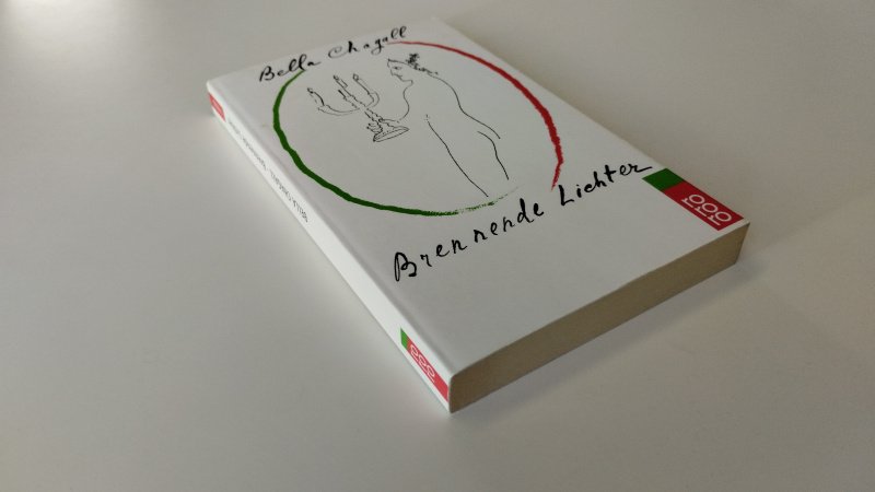 Tweedehands boek: Brennende Lichter van auteur Bella Chagall - In goede staat. Duitstalige paperback. Kaft en pagina's zijn netjes met lichte gebruikssporen passend bij de leeftijd. Geïllustreerd met tekeningen van Marc Chagall. Ex libris reliefstempel voorin.