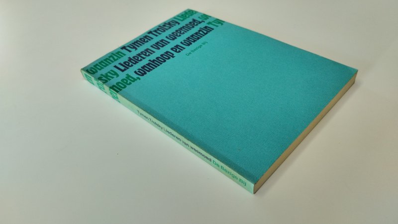 Tweedehands boek: Liederen van weemoed, wanhoope en waanzin van auteur Tymen Trolsky - In goede staat. Nederlandstalige paperback. Kaft en pagina's verkleurd maar zijn netjes met lichte gebruikssporen passend bij de leeftijd.