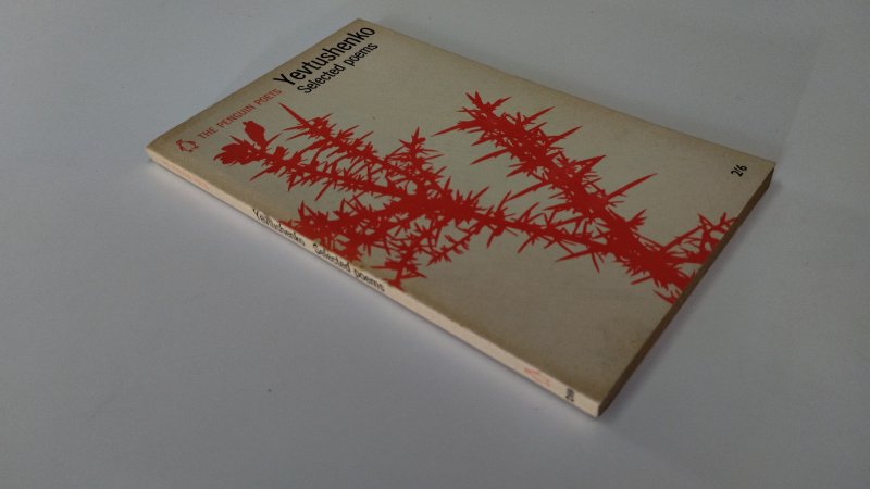 Tweedehands boek: Yevtushenko Selected poems van auteur Yevtushenko - In redelijke staat. Eng-talige pocket. Zowel kaft als pagina's zijn verkleurd. artikelen geplakt voorkant boek. Pag netjes en onbeschreven.