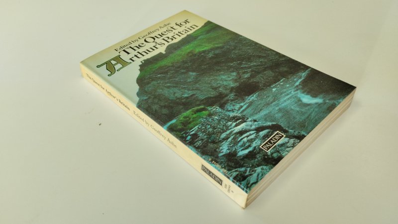 Tweedehands boek: The Quest for Arthur's Britain van auteur Geoffrey Ashe - In goede staat. ENG-talige softcover/pocket. Zowel kaft als pagina's verkleurd. Pagina's netjes en onbeschreven.