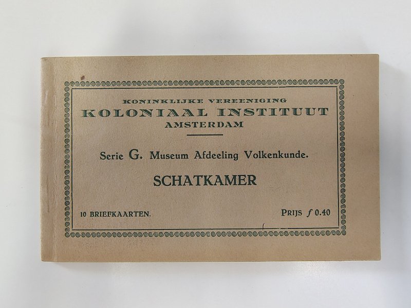 Tweedehands boek: Schatkamer: 10 briefkaarten Koloniaal Instituut Amsterdam van auteur Koloniaal Instituut te Amsterdam - Onbeschreven kaarten in topstaat, compleet met intact origineel vloeipapier. Strak in de binding zonder scheuren of ezelsoren. Kartonnen kaft is licht verkleurd met een klein vlekje voorop en vegen op de achterzijde.
