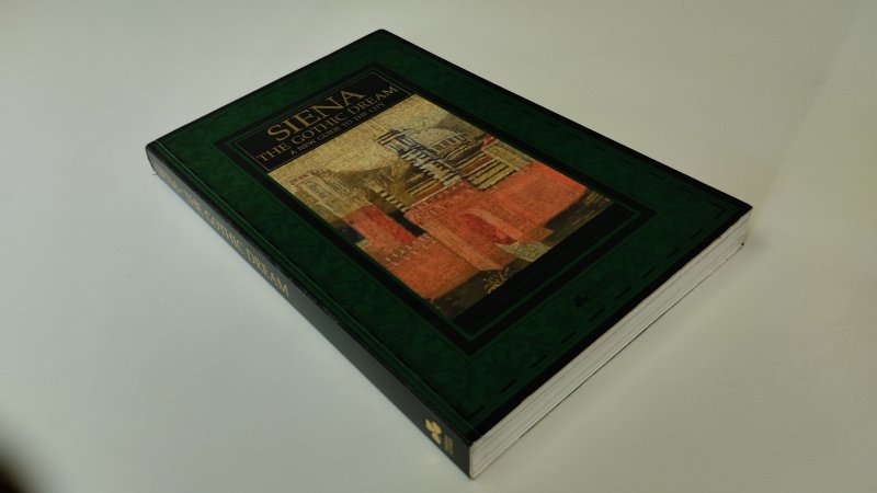 Tweedehands boek: Siena il sogno gotico van auteur Mauro Civai, Enrico Toti - In goede staat. Engelstalige paperback. Kaft en pagina's verkeren in nette staat. Rijk geïllustreerde uitgave.Ex Libris reliefstempel voorin