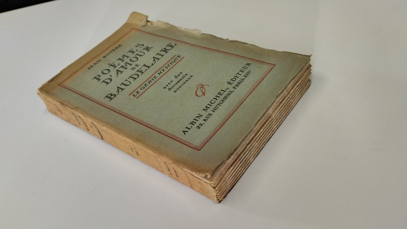 Tweedehands boek: Poemes d'amour de Baudelaire van auteur Jean Royere - In redelijke staat. Franse paperback. Kaft en rug zijn verkleurd en vertonen slijtage en kleine beschadigingen.Bibliofiele uitgave, gedrukt in 1927. Oplage: 40 exempl. op Hollands papier en 110 exemplaren op vélin pur fil Lafuma.