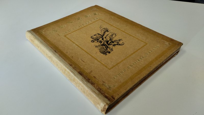 Tweedehands boek: Menzel. van auteur Karl Scheffler - In redelijke staat. Duitstalige hardcover zonder stofomslag. Kaft en rug zijn verkleurd en vertonen duidelijke gebruikssporen en slijtage. De rug is licht beschadigd. Pagina's zijn netjes en passend bij de leeftijd licht verkleurd.