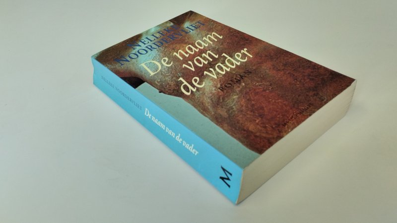 Tweedehands boek: De naam van de vader van auteur Nelleke Noordervliet - In goede staat. Nederlandstalige paperback. Ex Libris reliefstempel voorin. Scheve rug, pagina's netjes en onbeschreven.