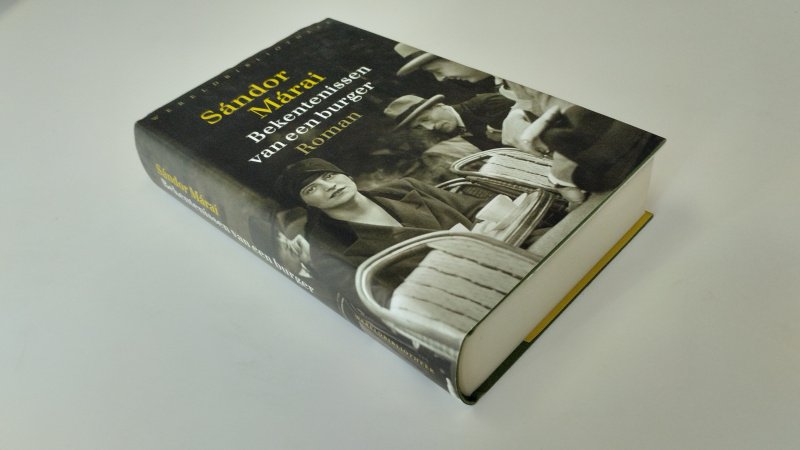 Tweedehands boek: Bekentenissen van een burger van auteur Sándor Márai - In zeer goede staat. Nederlandstalige hardcover met stofomslag. Ex libris reliefstempel voorin. Pagina's netjes en onbeschreven.