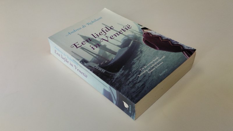 Tweedehands boek: Een liefde in Venetie van auteur Andrea di Robilant - In goede staat. Nederlandstalige paperback. Hol ruggetje, Pagina's netjes en onbeschreven.